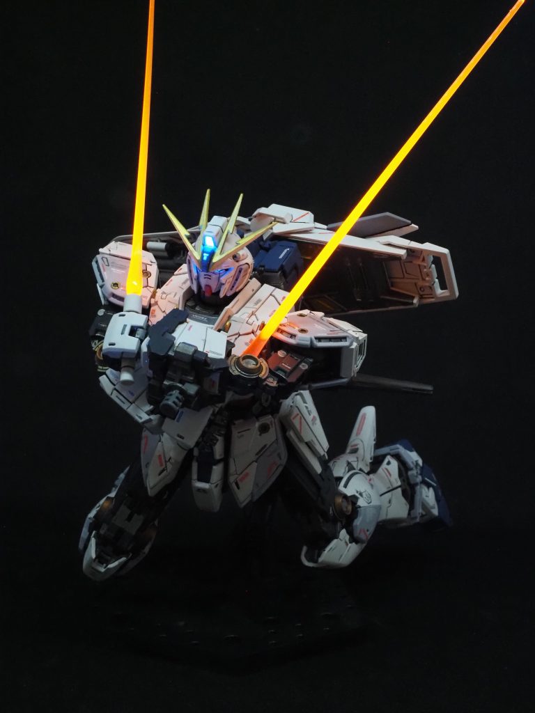 ビミョーな感じになります😓😓😓さてさてサイコフレーム塗装ですが、未発動カラーはガイアのプリズムブルーブラックと言うカラーが良さげかなと思ってます。それに、クリアブルーと蛍光ブルー混ぜたて上吹して、ブラックライトで覚醒色的な感じにならないかなぁと🙄🙄どうなんでしょ??ピンクの分はもうちょい赤いほうが好みかなと、こちらもクリアレッドに蛍光レッド混ぜたもので仕上げたいなぁと、これになんか透明感維持しつつ軽いメタリック感も出したいのだけどと、思案中です。勉強しかありませんね。などなど、サイコフレームは課題が山積みなので当分の間できません。そもそもエアブラシないし、ABSだしラッカー系吹いても大丈夫なのかな?とか、負荷があまりかからなければ割れないのかな?とか、やっぱアクリジョンやシタデルとかでやるのが無難なのかなとかとか、答えが全く出ません😭😭どうしましょ😓😓 とりあえず、棚上げして次の作品に取り掛かります。疲れたからパチ組でもよいかなぁと😅😅