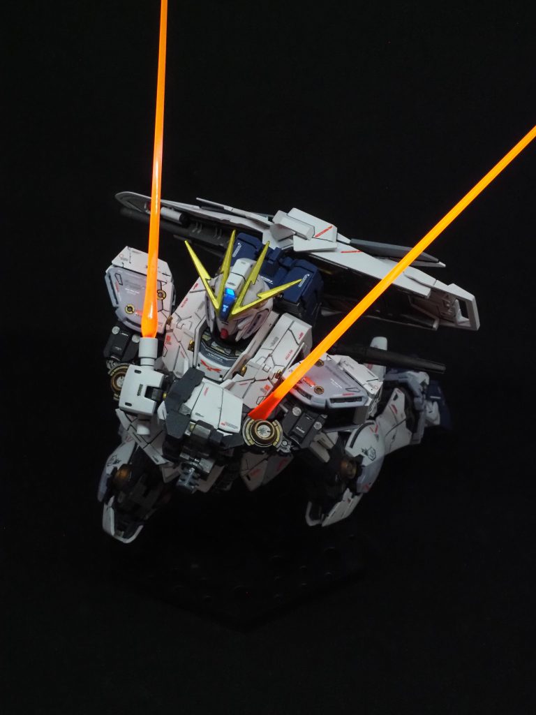 ホビージャパンで見たこのポーズやりたくて二刀流やりました!!この角度からだとめっちゃカッコよい😻😻しかし、少し角度変えると....