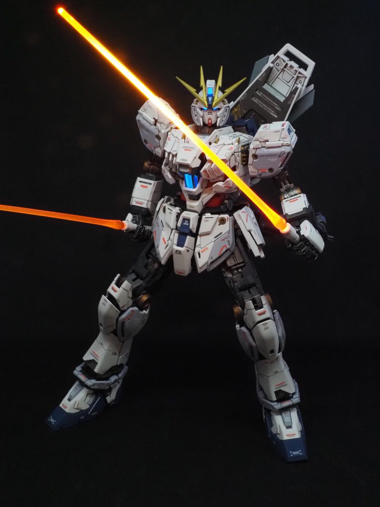 ガンプラで初のビームサーベル持たせてみました!しかも二刀流で!!塗装してないですが、思ったよりかっこええ😻😻