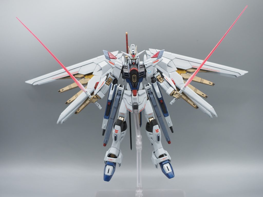 Amazonで見つけたライフリ用デカールでドレスアップしています。赤の差し色がいい感じになりました。