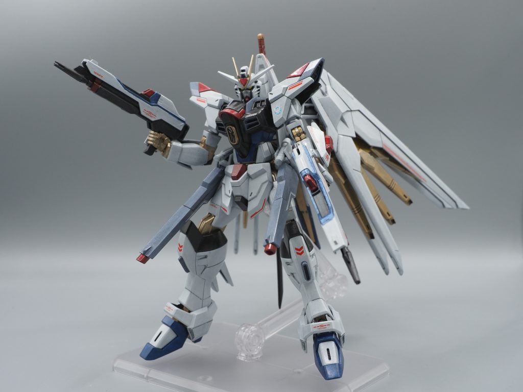 ビームライフルは、付属のシールを使ってマスキングして塗り分けてみました。