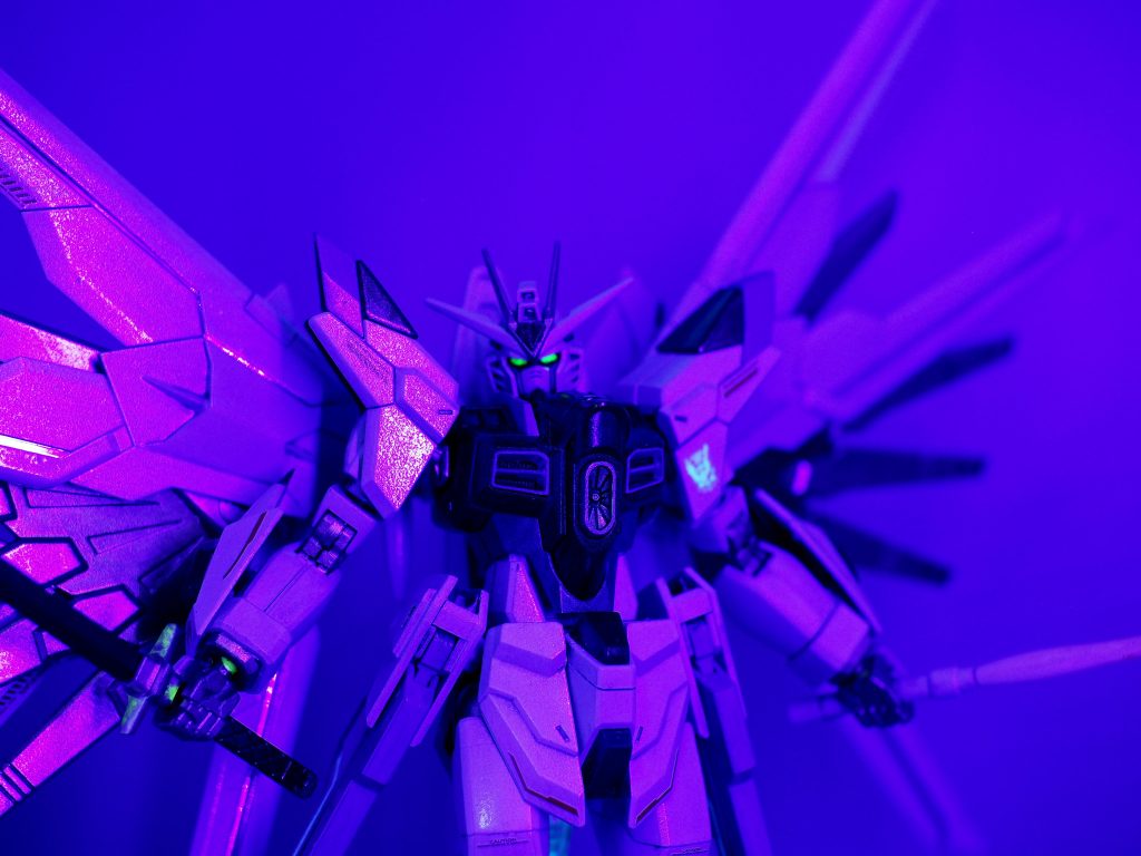 カメラアイにアクリジョン蛍光グリーンを塗っているほか、右肩のコンパスマークデカールは蛍光使用です。