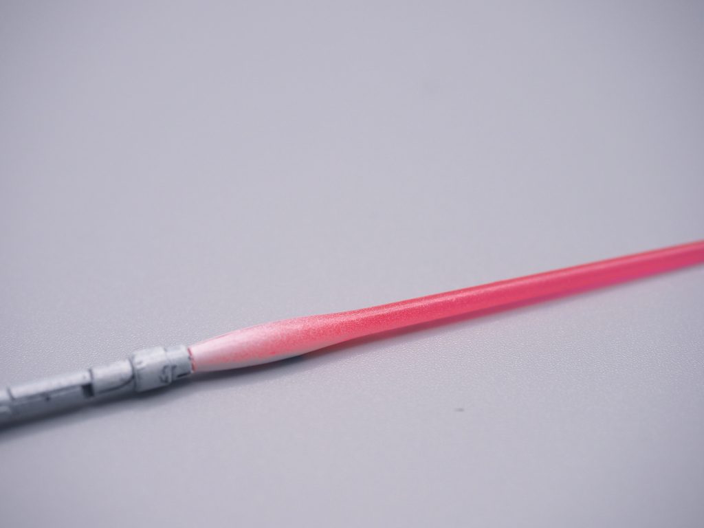 ビームサーベルはアクリジョン蛍光ピンクを全体に塗って乾燥させてから、根元に少しかかるように白スプレーを吹きました。