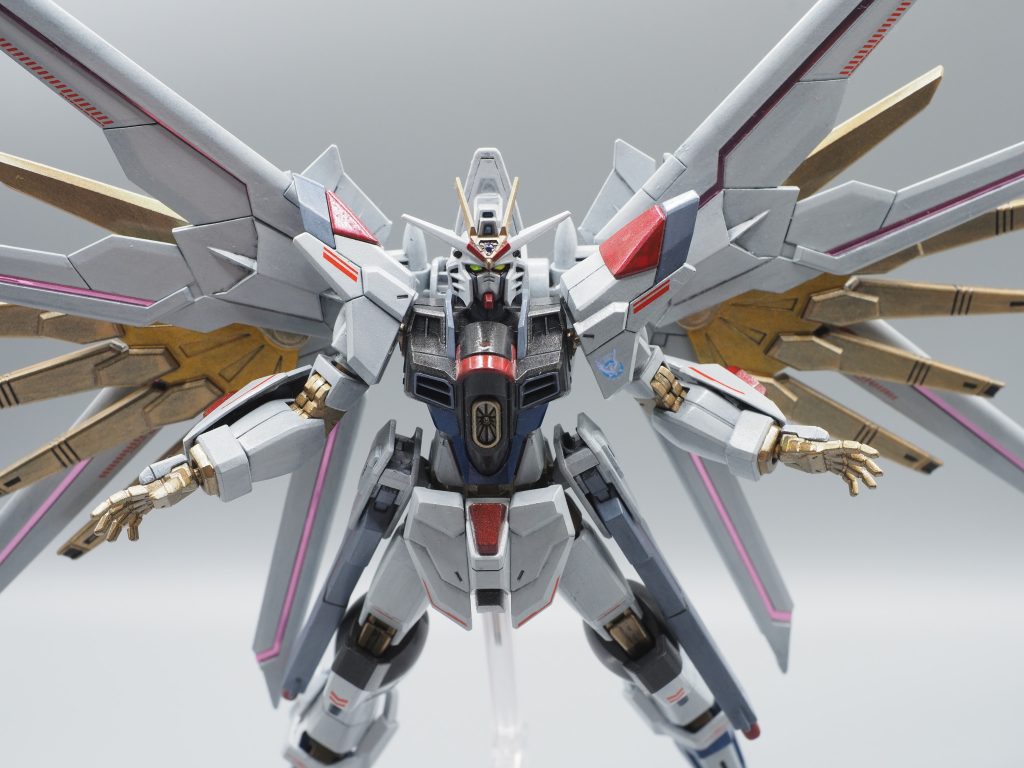 ディスラプターも塗り分けていますが、射出口付近は墨入れすればいい感じになりました。プラウドディフェンダーの金色部分は、内側と外側(ドラグーン部分)を塗り分けています(超合金のマイフリ風です)。