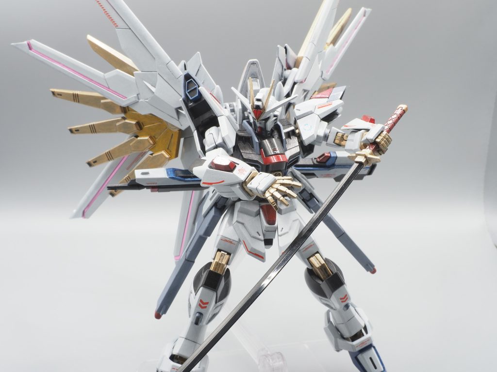 フツノミタマの刀身は製品のままです。肩アーマーの内側は、黒立ち上げの際の色を残していますが、ディティールアップになっています。