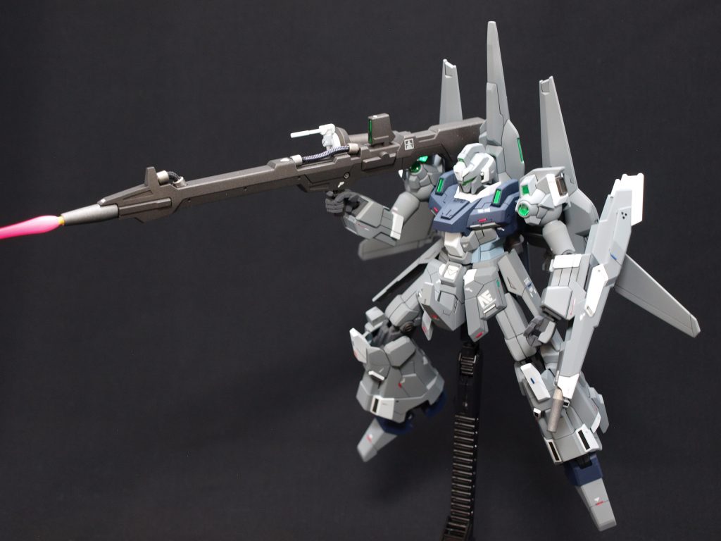 メガビームランチャーを構えてみました。本当であれば背面ユニットと連結アームがあるので安定して構えられますが、今回アーム外しているので、重さに負けそうになります。