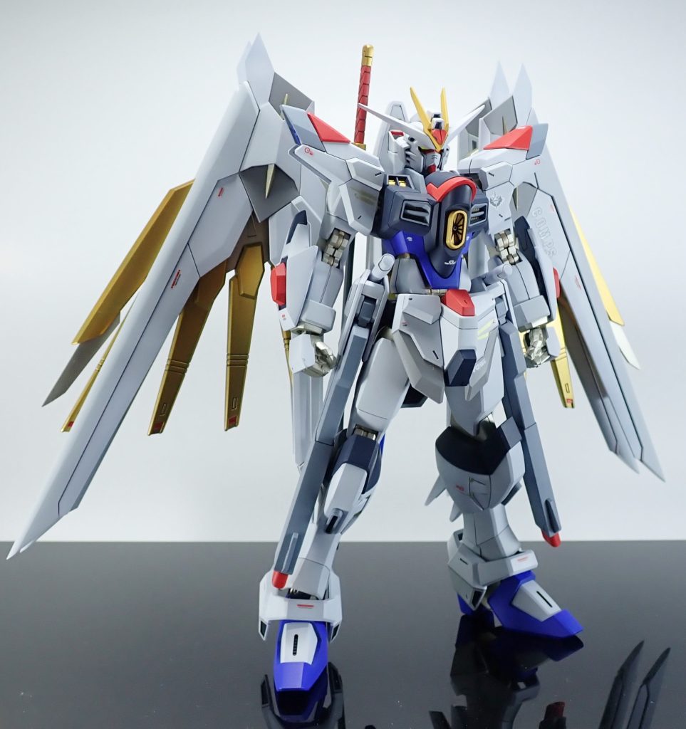 改修点・頭部:アンテナをプラ板で延長しつつ太らせました。ツインアイをプラ板から切り出し、フェイスはプラ板などで好みの形になるまで修正しました。首も1㎜延長。・胴体:腹部のフレームと腰部との接続軸で1㎜づつ延長。・腕部:手首をビルドハンズなどに変更。・脚部:太腿側面を0.3mmプラ板でボリュームアップ。関節が見える部分をプラ板で塞ぎました。