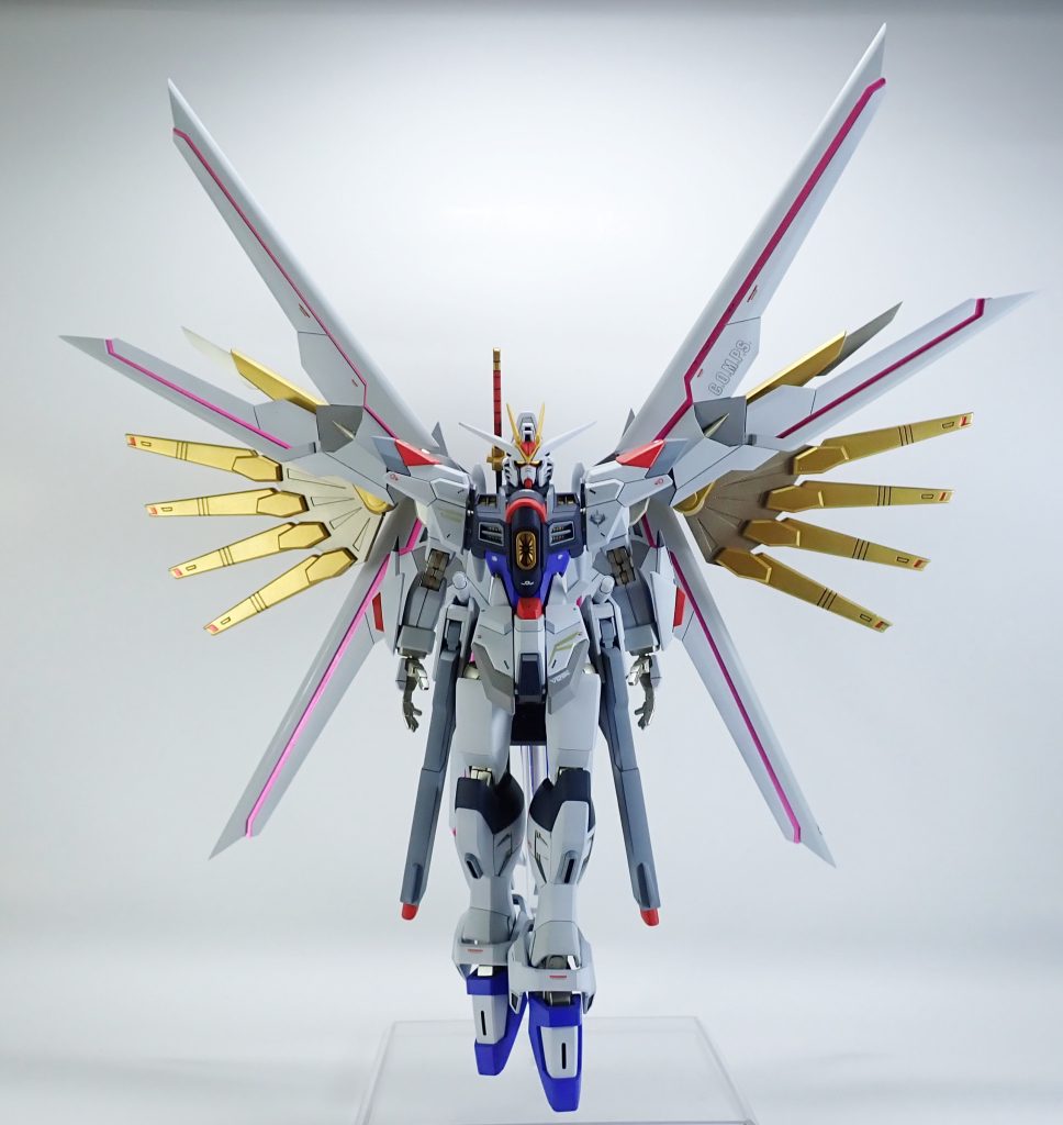 ウイングのピンクのラインは付属のプラスチックシールに偏光パールと蛍光ピンクをオーバーコートした後、貼り付けています。また、裏側のウイングを下げられるジョイントパーツを作成し、登場シーンに近づけてみました。