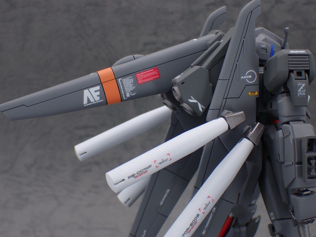 デカールは数枚近くに集めて貼るとカッコよくなるぞ