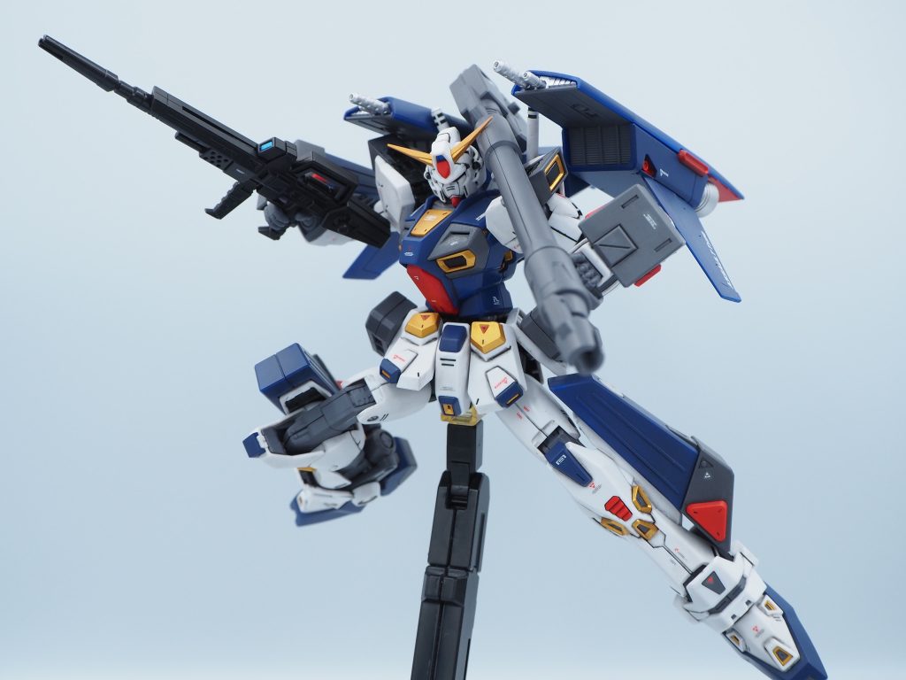 ゲーム版の「フォーミュラ戦記」ではメガビームバズーカは左腕で撃っていたのでライフルとの両手持ちにさせてみました。 