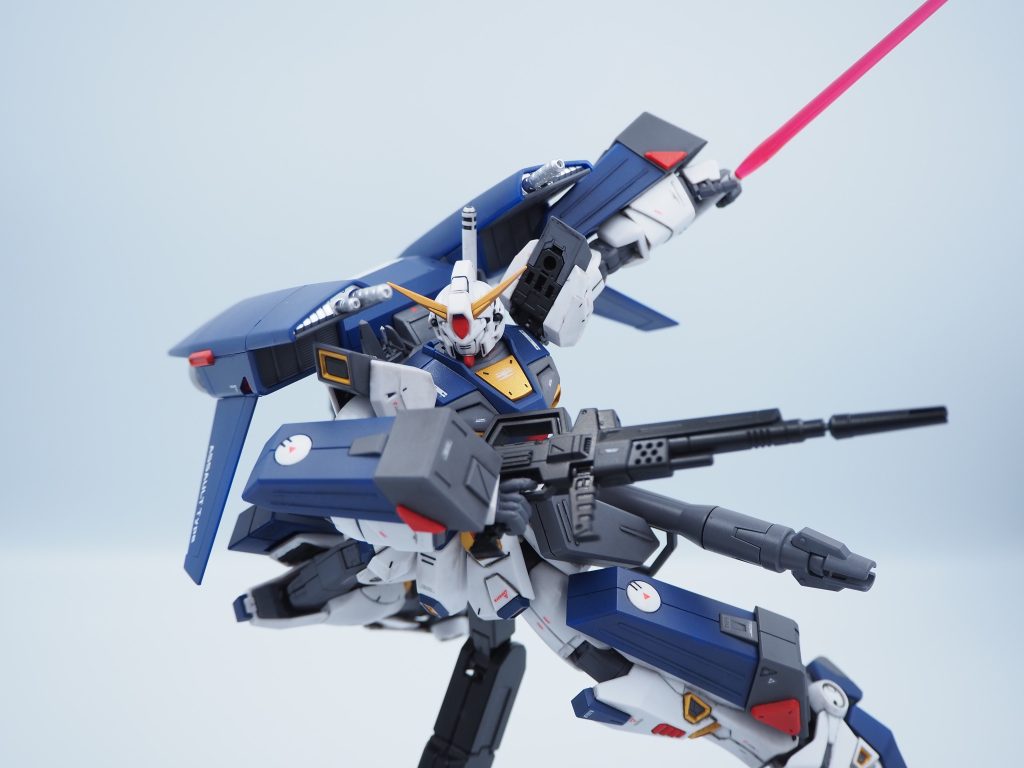 ビームサーベルを構えてポージングプロペラントタンクが若干干渉しましたが格好良くポーズが決まりますね。 