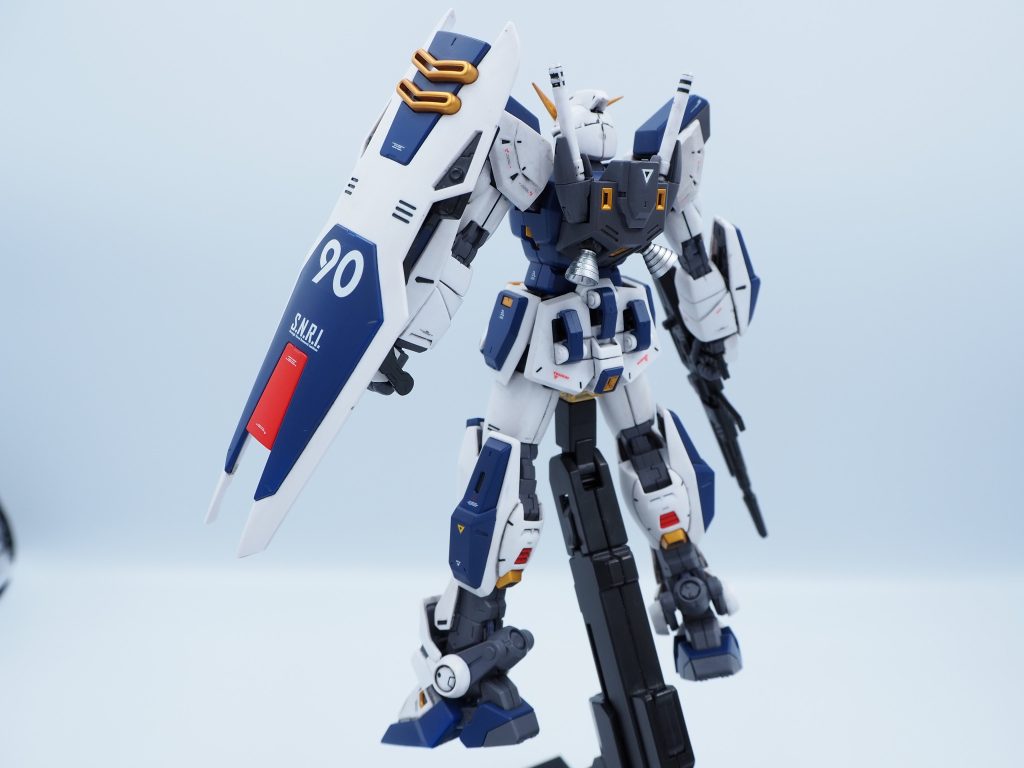 素状態のF90のフロントビューとリアビューライフルとシールドを装備しただけでもカッコいい！