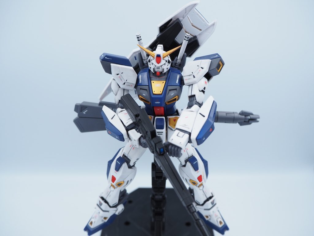 漫画版の表紙風なポージングで。シールドやバズーカは背中や腰にマウントが出来るので再現出来ました。 