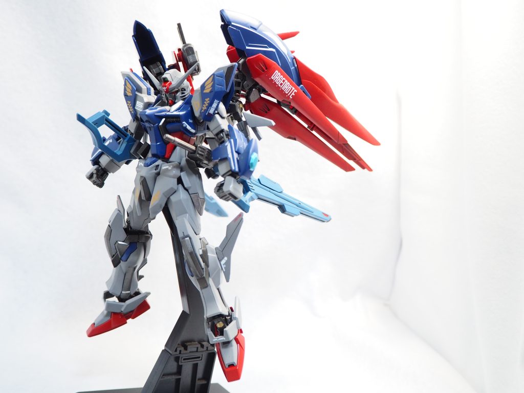 凍結解除さへたコンパスのシン・アスカ専用機としてコンパス参加国の連携により完成。製造はモルゲンレーテ。基礎設計はヤマト准将やラミアス大佐も関わり、駆動系の設計組立にはオーブのザラ一佐も参加している。パーフェクトストライクの運用実績を基にGAT-X100系フレームを再構成し、高い負荷の掛かる武装構成と推力に追従出来る強度を獲得した。背部ウィングユニットはストライカーパックのフォーマットで接続されているが、本機専用装備となっており他機への互換性は無い。