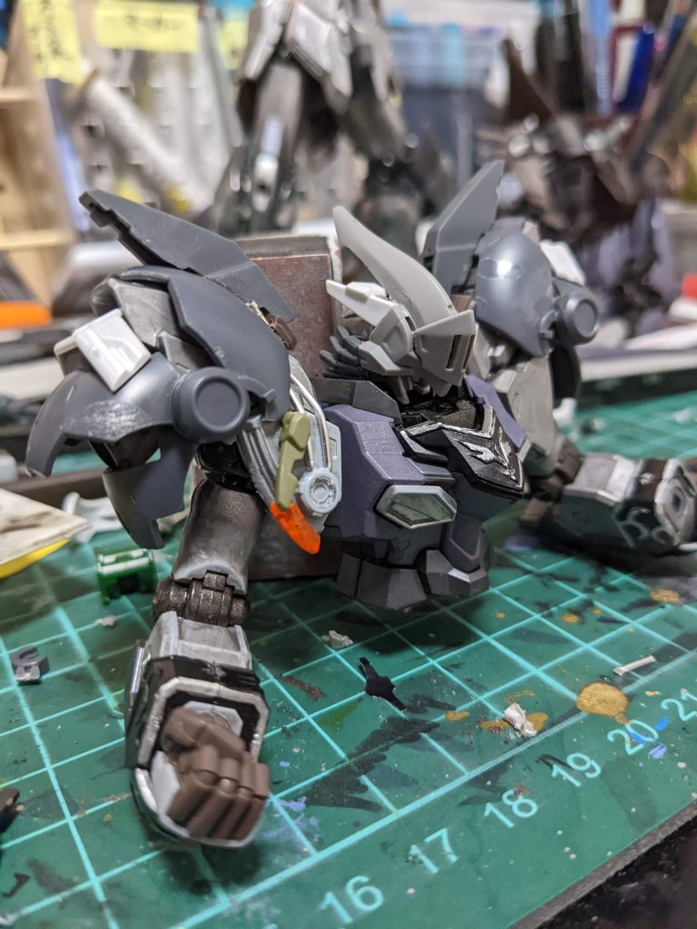 ヘルメットは、ジャンクパーツの手を加工して、接着したりとナイトヘルムっぽくしてみました!