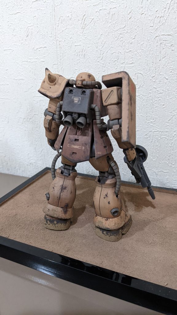 錆はガイアノーツのエナメル煤とエナメル赤サビにベビーパウダーを混ぜてやや盛りながら錆の高さが出るようにスポンジでポンポン。所々錆からクレオスのウェザリングカラーラストオレンジで錆汁を垂らしましたが薄かったかも。地面は百均のフォトフレームにクレオスウェザリングペーストを塗り、足元にも泥ハネがある感じで同じものを塗りました。南米だと茶色系の土かと思ってたらアメリカ大陸とかあそこらへんは意外と赤土部分も多いみたいです。