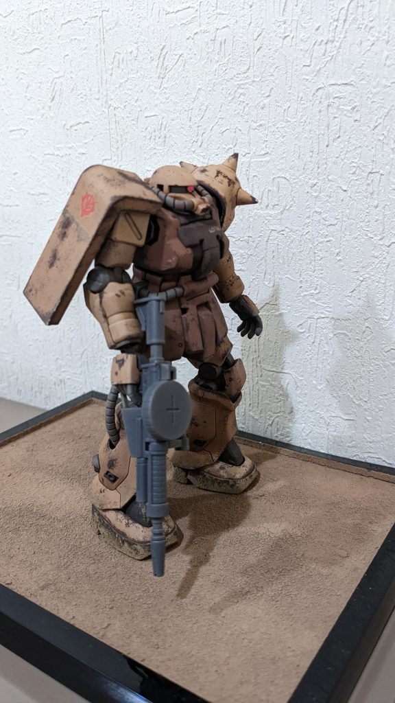 塗装は・薄茶 クレオス タン・中茶 クレオス ウッドブラウン・濃茶 クレオス マホガニー下地はオキサイドレッドのサフ、塗装後にUVカット艶消しクリアに若干タンを混ぜたものをコーティングと砂埃表現を兼ねて吹いています。モノアイはアドラーズネストのモノアイ3SにHアイズ。ちなみにキットはジオンのF2です。