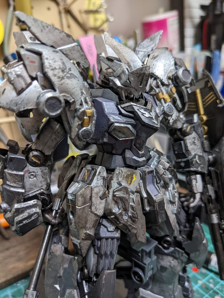 粗さを出したかったので、本塗装してから汚しに入りました。ちなみに私の行う塗装はエアーブラシを使いません。筆、スポンジ、綿棒のみとなります!笑