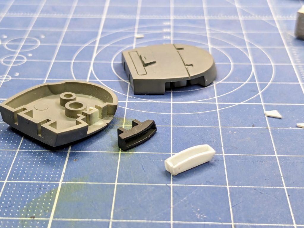 膝のスラスターの部品を妖怪パーツ隠しにやられたので、プラ板で自作したところです（笑）