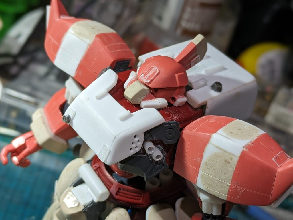 胸部装甲はプラ板で新造。肩アーマーは15mmほど伸ばしてあります。