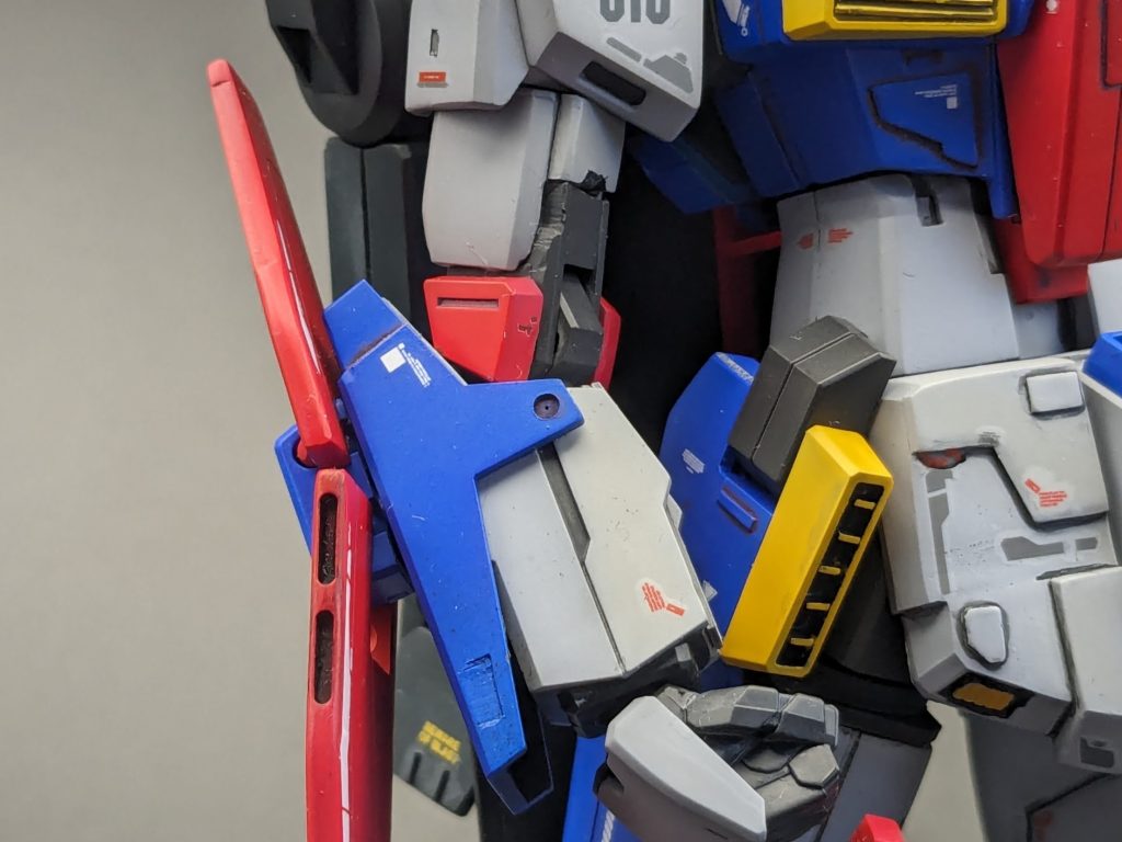 腕は徹底改修です。元の関節を加工し、上下逆に取り付けることによって「ガワラ曲げ」が可能になりました。これは絶対に実現したかったので、満足ポイントNo.1です！ 