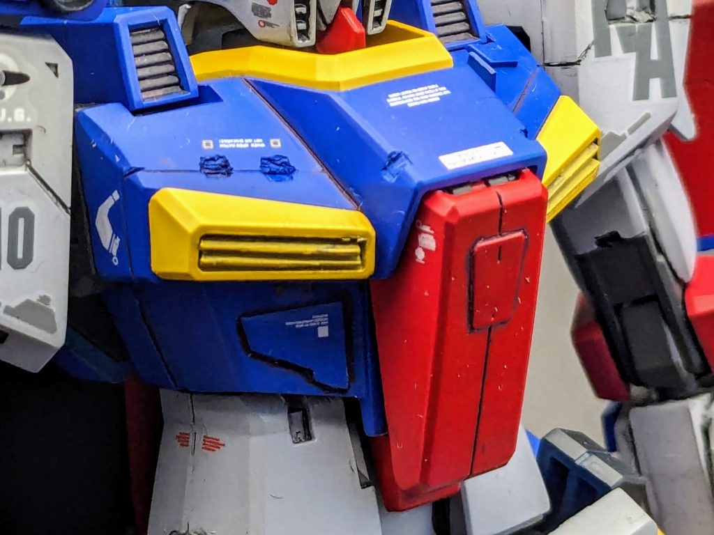 胸のダクトは縦スリットが多いのですが、自分は横向きににルーバーを取り付けてみました。ファーストガンダムオマージュです。少々寸胴気味だと感じたので、腰の上下で延長しています。ボールジョイントを仕込んだので、可動するようになりました。