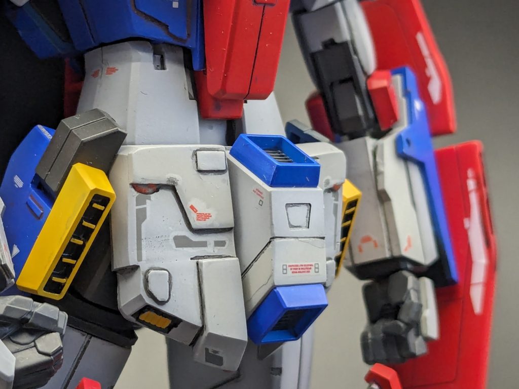 腰のフロントアーマーは上下左右に広げました。各3ｍｍ程度の延長工作なので、かなりの大型化です。 