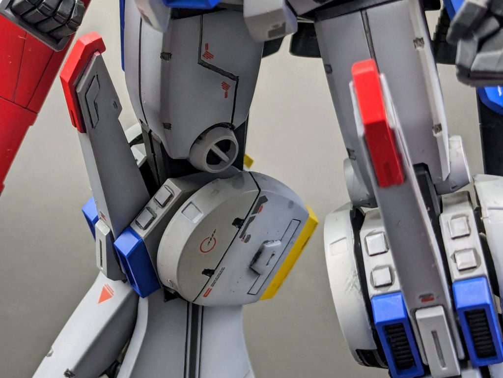 モモは1ｍｍ延長しました。下肢は変形の都合上、イジるのが難しそうだったので…。膝横のスラスターユニットは左右1ｍｍ幅増し。前側のスタビライザー的突起は少しボリュームアップしてゴツく見えるようにしました。