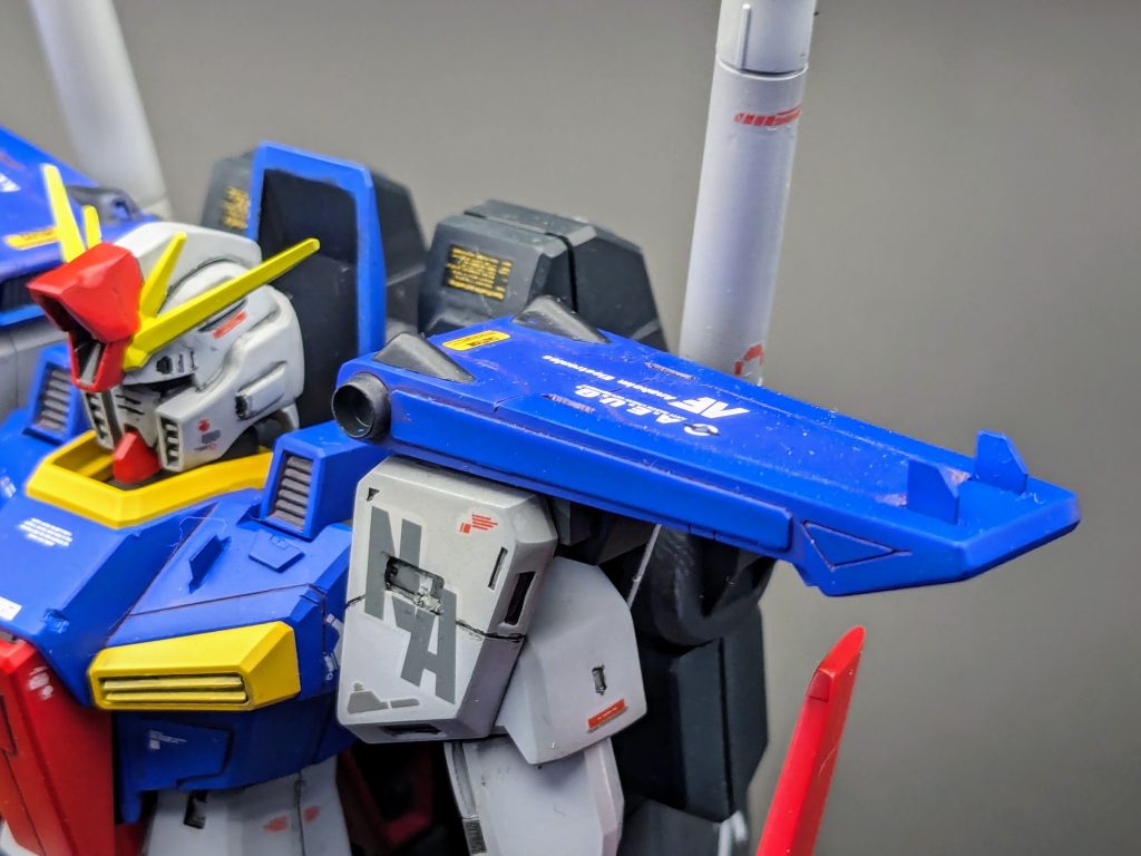 肩は3mm程度延長しました。側面のディティールは削り落とた後にプラ板で作成。端のスラスター的ディティールにはシイタケフィンを作成しています。（裏から見ないと見えない部分ですが…）