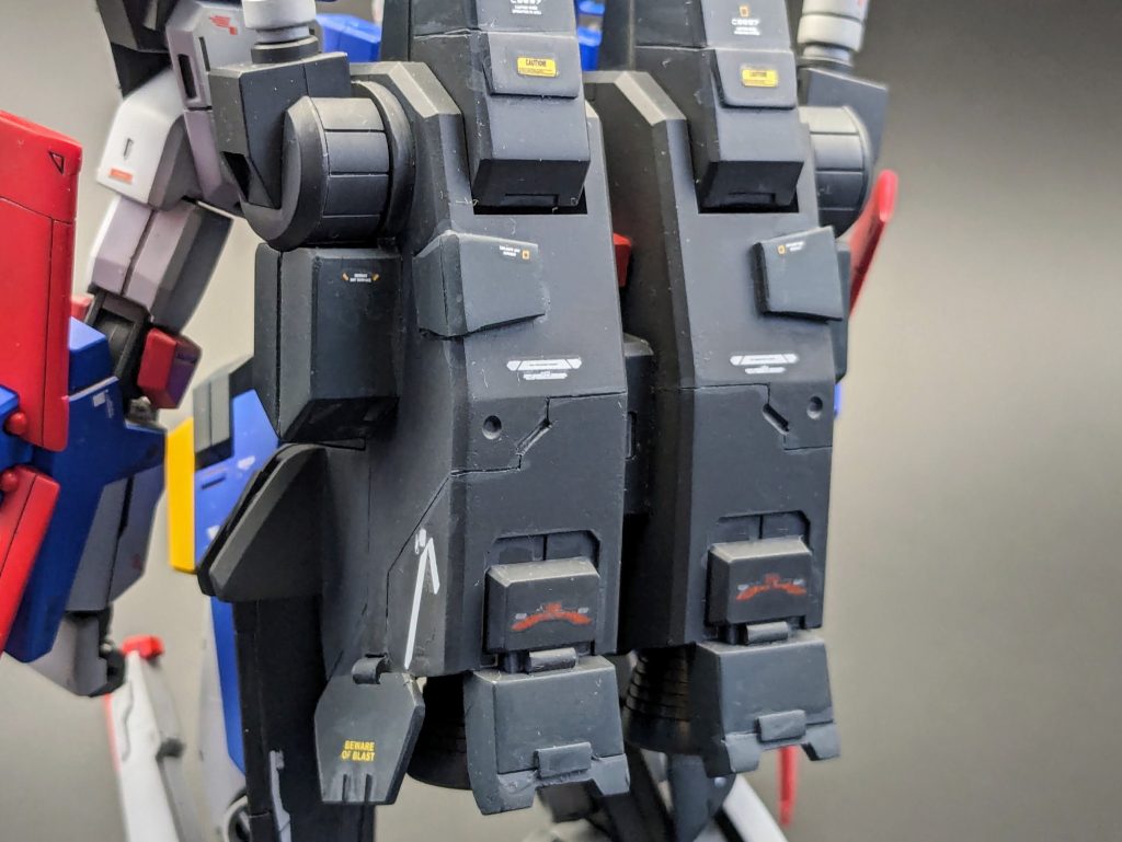 デカいバックパックは、ノズルに推力偏向用のフラップを追加。他にもディテールアップを施しています。