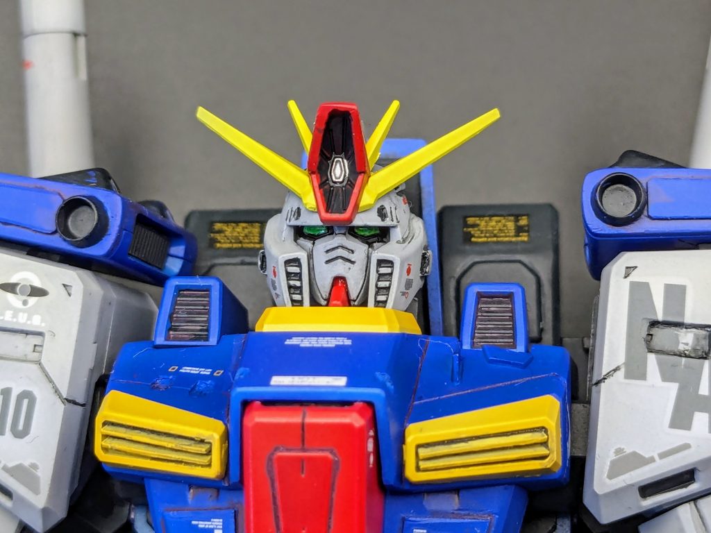 顔は、マスクを奥に入れ、頬の内側を削って小顔化しました。ハイメガキャノンは少し大型化しています。