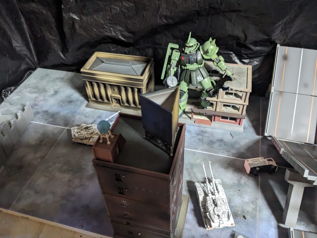 ザクと比べると大きさがよくわかります。