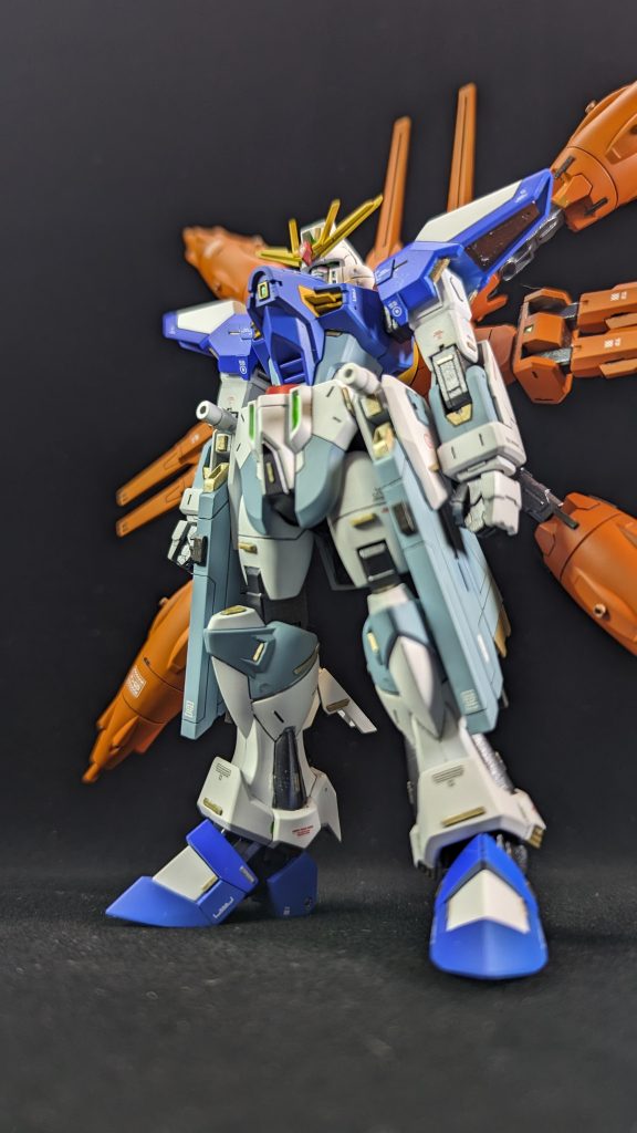 バックパックは、4本のドラグーンをビルダーズパーツの延長ジョイントを間に取り付け、延長工作などせずに「大きく見せる」ようにしてみました。また、「X」字の隙間を埋めるようにプロヴィデンスの腰部ドラグーンを取り付けています。雰囲気が変わった一番のポイントになっているかと思います。この写真だとよく見えていますが、肩アーマー裏のディテールも追加しています。