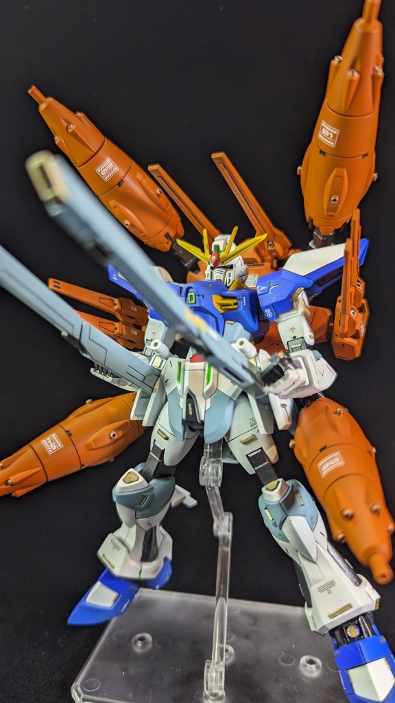 レジェンドガンダムと似たような形で、全ドラグーンが前方射出モードにできるように取り付け位置工夫しました。いわば、ドレッドノートのフルバーストモードです。可動に関しては最低限の動きはできますが、最新キットのようにはいきません。