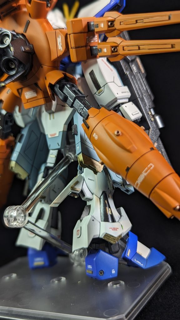 背面をアップで。塗装については、グレーサフ後にメインの白や青を塗装後、関節やフレームをメタリックで塗り分けました。細かい箇所のグレーやゴールドは水性塗料を筆塗りで施しています。エナメルではなく水性塗料での細部塗り分けは個人的に気に入ってます。