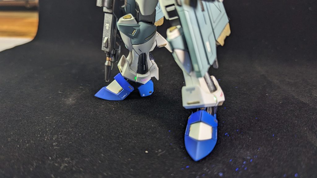 小さくて見づらい写真ですが、アンクルガードの側面に凹モールドを掘り、蛍光塗料を流してみました(画像中央)。ドラグーンの制御のため全身にカメラセンサーのようなものがたくさん必要なはず・・という設定で数カ所に施しましたが、特にこの脚部はメカ感が増して気に入ったポイントになりました。