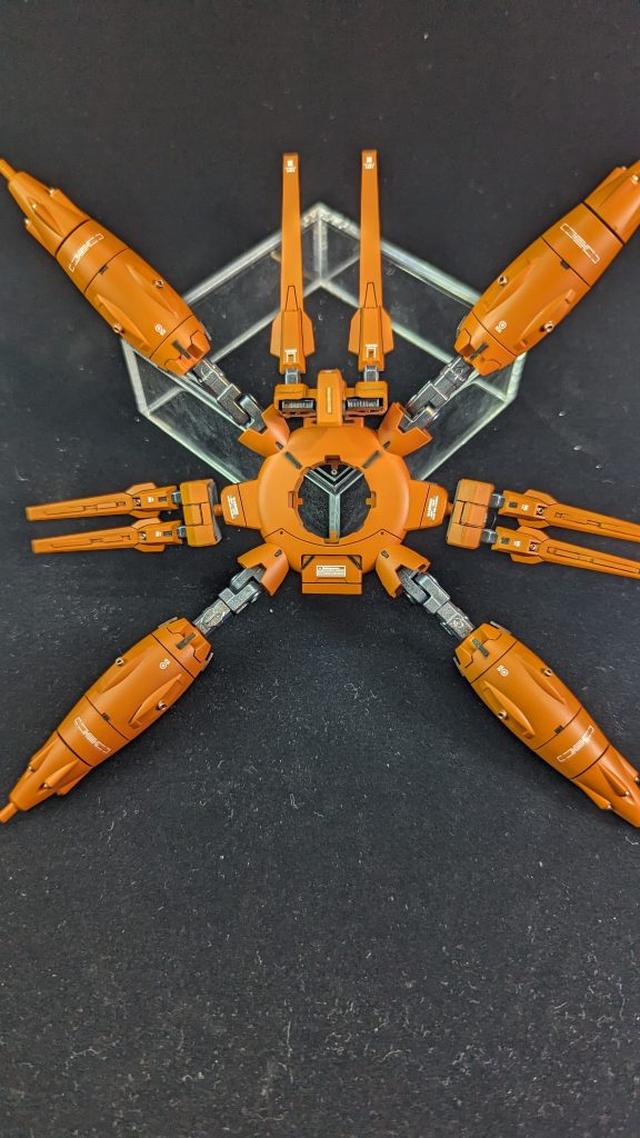 背面バックパック一式。プロヴィデンスの腰部ドラグーンの移植に少し手間取りました。古いキットなので合わせ目処理と後ハメ加工にもだいぶ悩まされました。結果として、構想を全てやりきる事はせずに塗り分けを最小限にして完成させました。