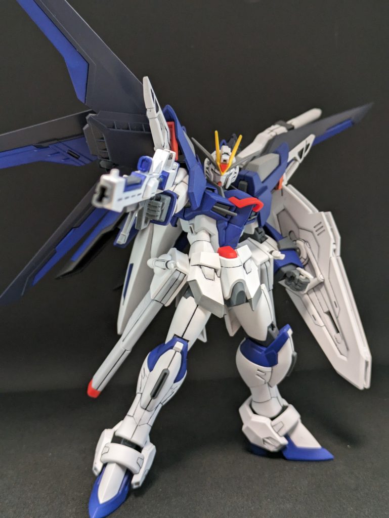 寝そべり変形も情報公開時にはやんややんやと言われたものですが、ガンプラ的にはそのおかげで胴体の可動域や軸が増えているので、多次元的に動かせるのがこのキット(とイモジャ)のいいところだと思っています。かっこいいポーズもたくさんつけられますね!自分としてはマイティよりこっちのほうが好みです。もっと活躍してほしい!という願いも込めつつ、あとはNamed Aに任せるとしましょう。まぁ、実在はしませんけどね。そんなひと。 なお、このキットはTwitter(現X)にて行われたビルダーズノート投稿キャンペーンに応募し、当選品としてバンダイよりいただいたものになります。SEEDコンを盛り上げるべくタグをつけて投稿致しますが、ルール違反にふれるようでしたら審査除外としていただいて構いません。