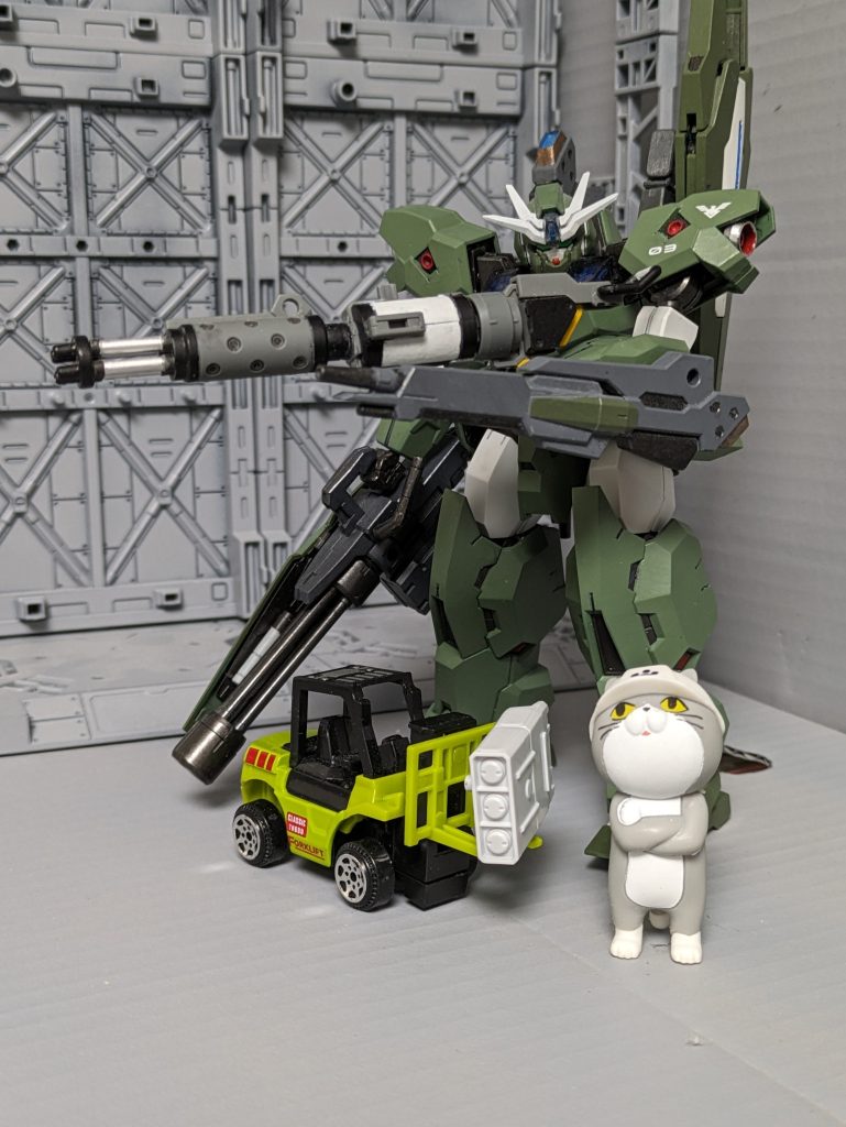 左腕などにも装備を持たせたかったのですが、ビームサーベルを持たせたりするには、スッキリしていないと操縦し辛そうで… そもそも根本からの改造が必要そうで断念しました。