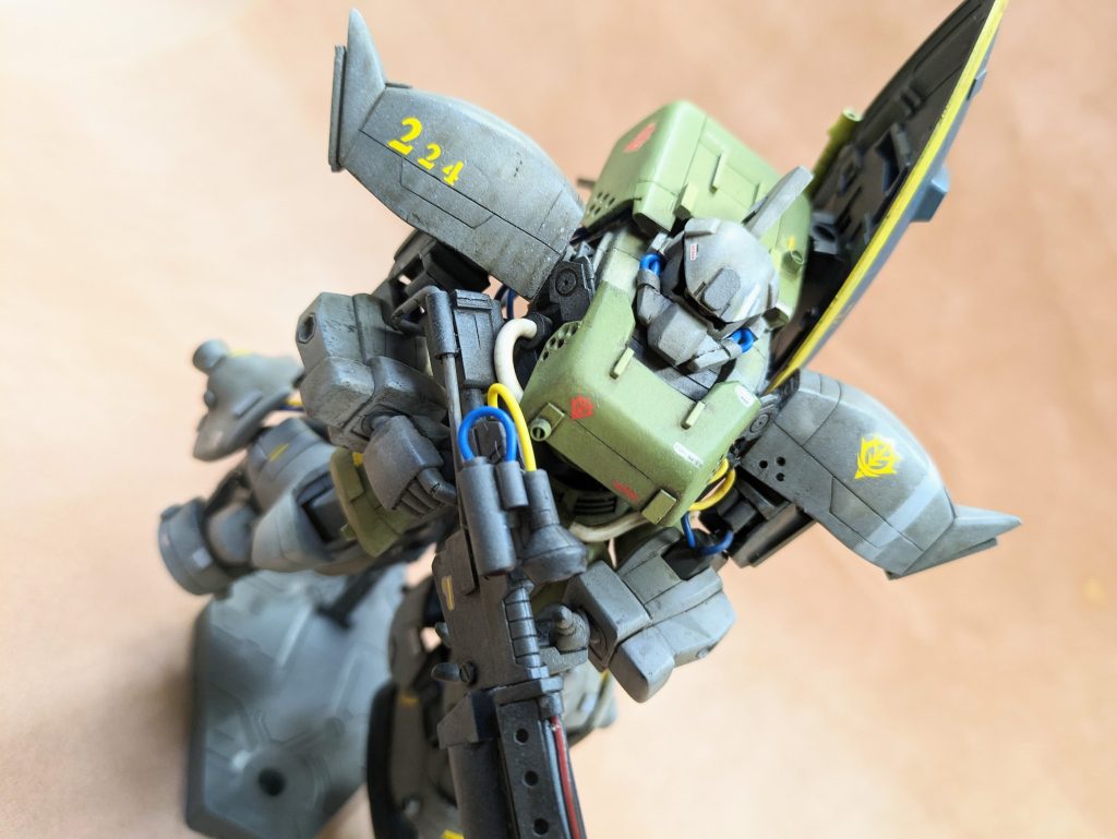 数十年ぶりによく見たらゲルググはバックパックがないんですね。『バックパックは付けたいが設定も活かしたい！』と思い胸部装甲の中に大型スラスターを入れて一体化してみました。それに合わせて胸部前方にも追加装甲を配置。