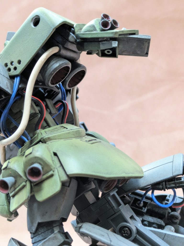 胸部後方装甲の中に大型スラスター２基と可動式の小型スラスター２基。配線でごちゃごちゃさせてます。