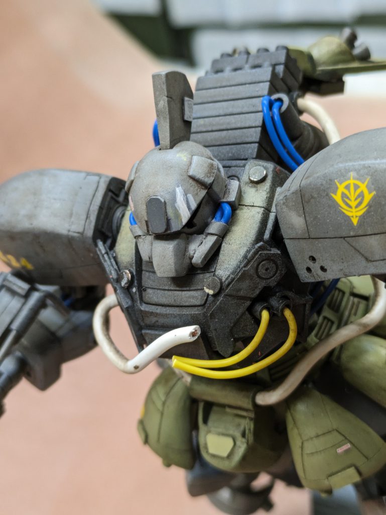 バックパックはマイクロブロックとプラ材。胸部はジャンクパーツやプラ材でメカメカさせてます。前後の追加装甲はマグネットで脱着できます。