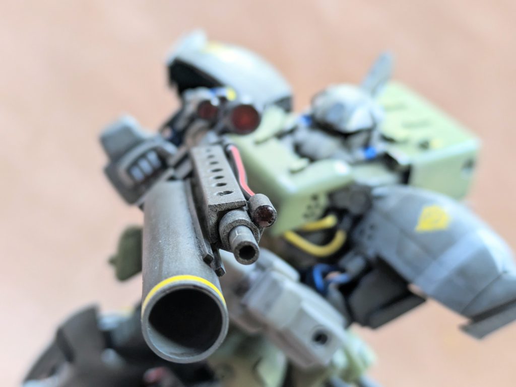 ビームライフルは銃身を長くしてカバーを追加下部にグレネードランチャーを付けてみました。