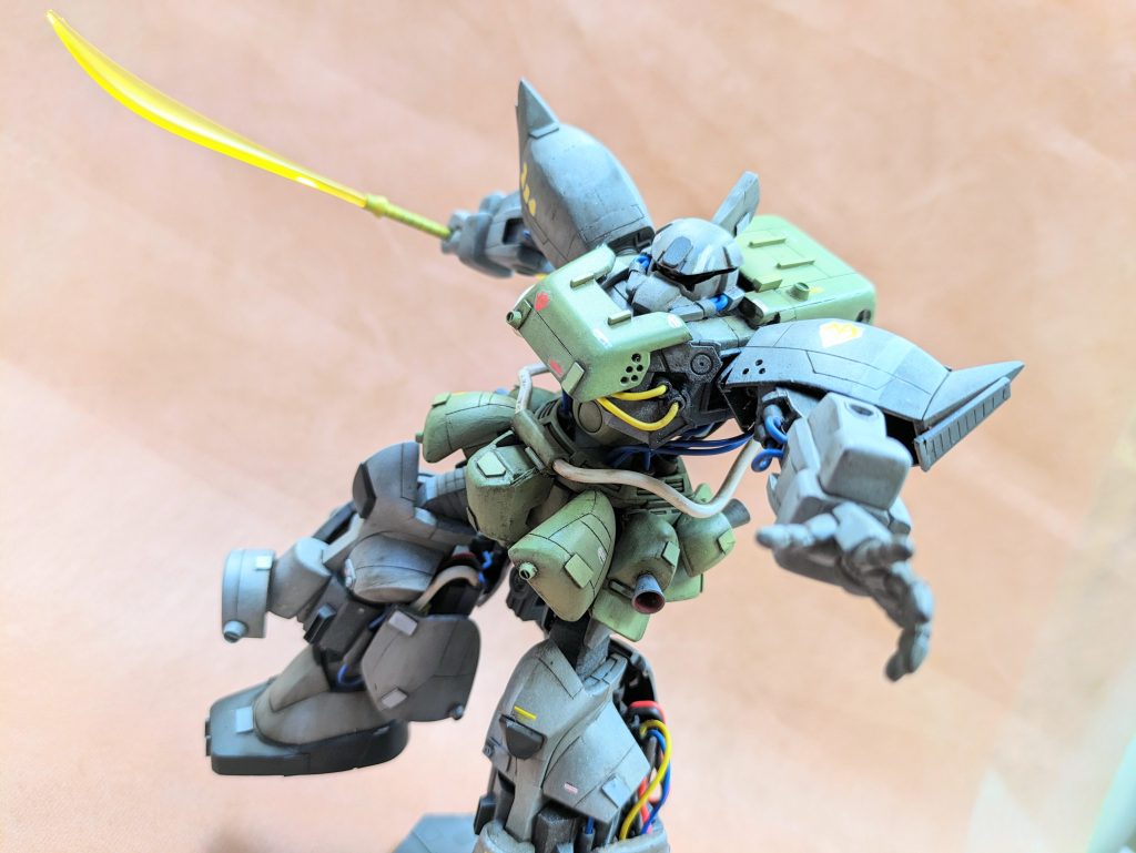 腰回りはキットのパーツにポリパテ、プラ材で新造したクラスターや装甲を追加。内蔵式になったはずの動力パイプは敢えて見せてスチームパンク的なデザインに！