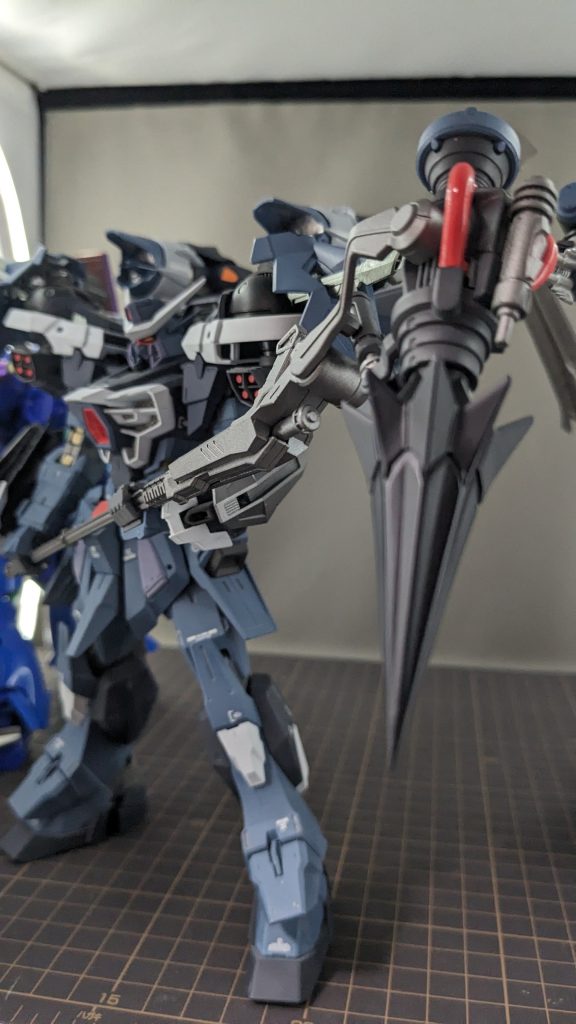 メイン武器のハンマーの打突部にはプリズムブルーブラックを吹いて、マット仕上げにしました。