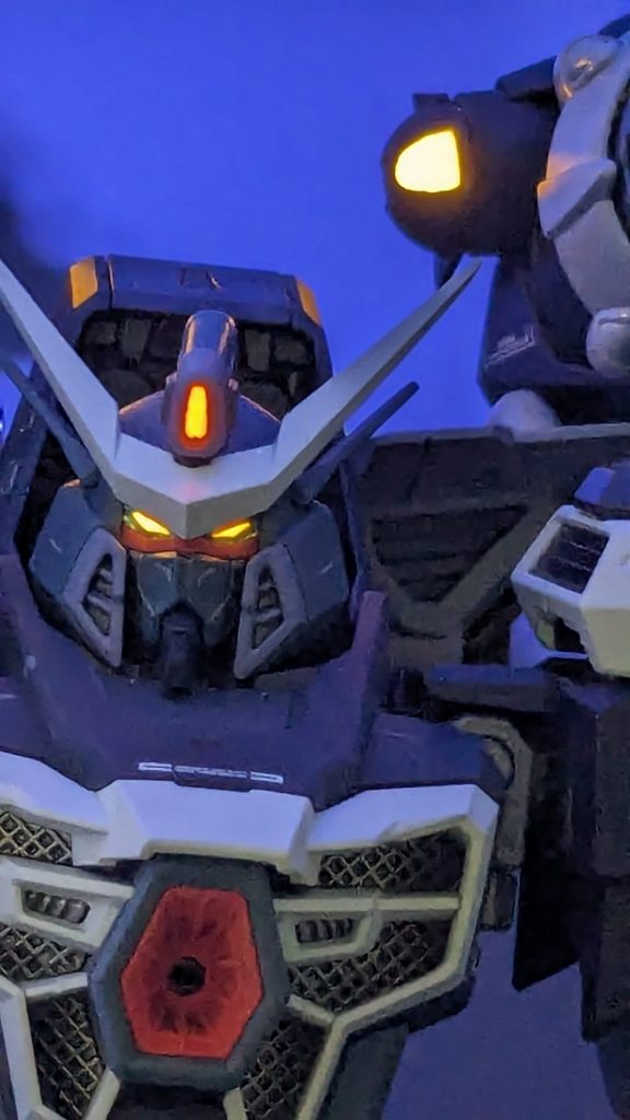 お約束のブラックライトによる発光です。背中はキットのデカールに蛍光オレンジを吹き付けてから貼りました。