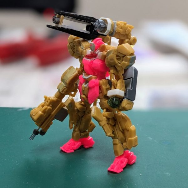 アーティファクトジェスタキャノン続きです！ライフルを作りました✨これがないと個人的にはジェスタキャノンと呼べないのでガンプラの写真などを見ながらそれらしい形にしました💡実は昨日の夜には出来てたんですが、寝落ちして今投稿しました笑下半身が全然良いアイデアが浮かばなくて手を出せてない状態です😂ハンドグレネードどうやって作ろうか…🤔（1枚目）