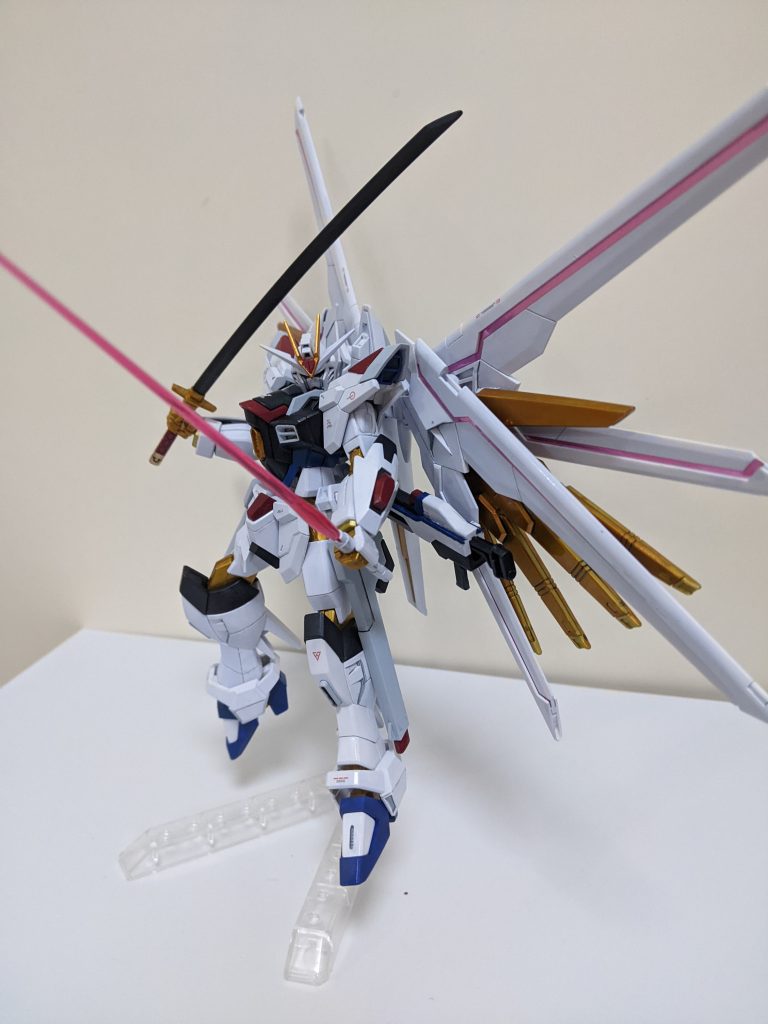 合わせ目は頭部で後はめ加工は自分の技量では無理だし、マスキング塗装も怖いので、諦めました。