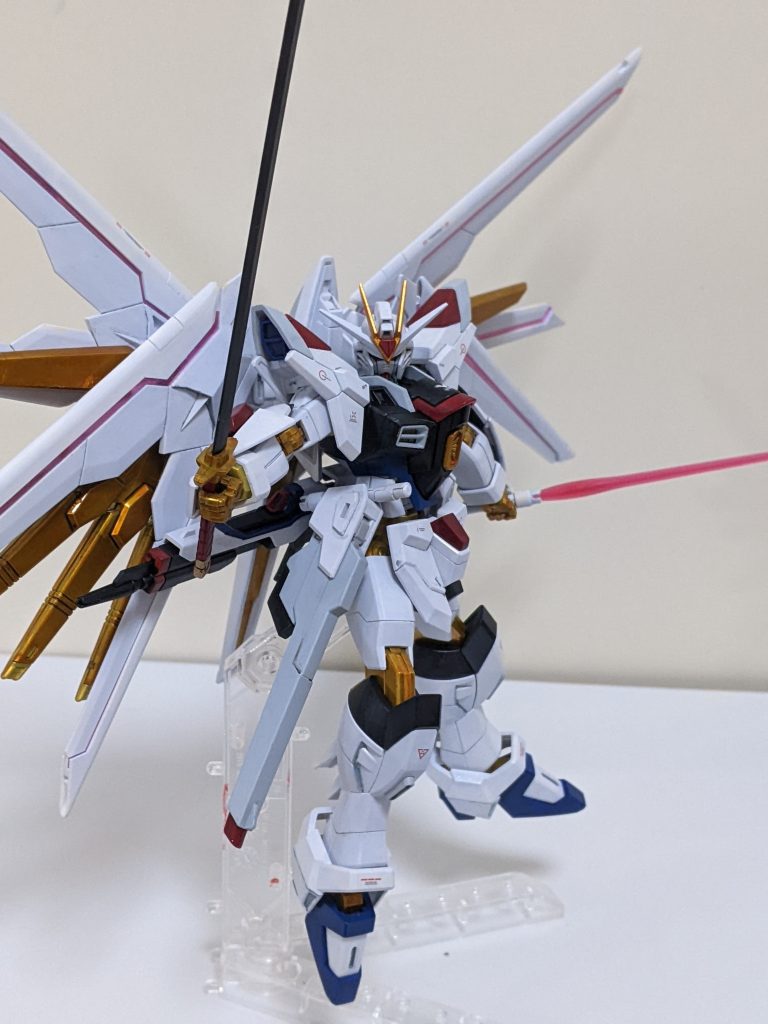 白いパーツと金のパーツ塗装せずにトップコートのみにするつもりでしたが金パーツにはクリアオレンジ、白は少し青見を足しました。