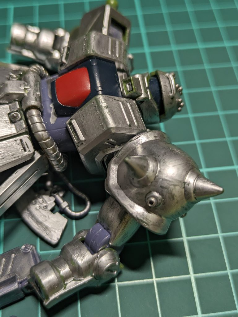 実はこのキットはかなり前に仮組して放置してあったのものを発掘したので作ることにしました。なので合わせ目を軽く消したら銀色で下地塗装を行います。今回はラッカー系の油性ペンで塗装してます。パーツの追加なんかもして情報量アップ!